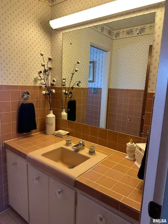 $275,000 | 944 South Lake Drive, Du Quoin, IL 62832