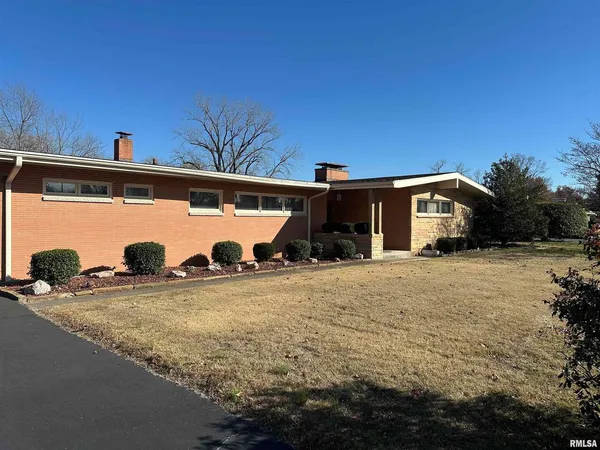 $275,000 | 944 South Lake Drive, Du Quoin, IL 62832