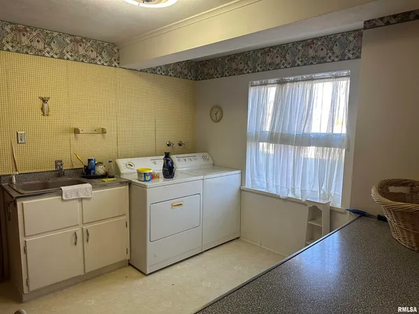 $275,000 | 944 South Lake Drive, Du Quoin, IL 62832