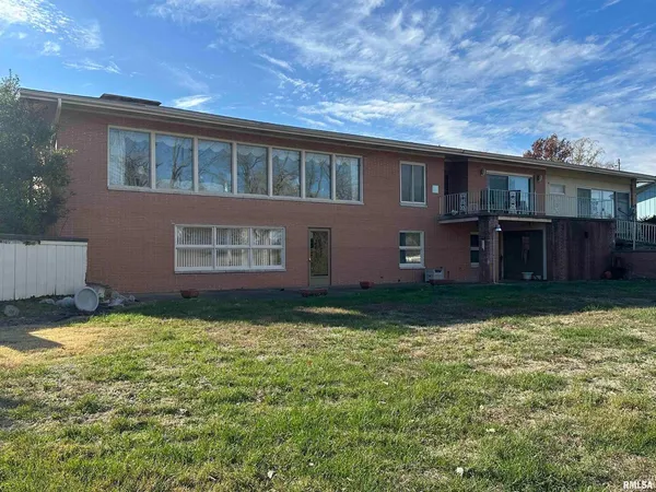 $275,000 | 944 South Lake Drive, Du Quoin, IL 62832