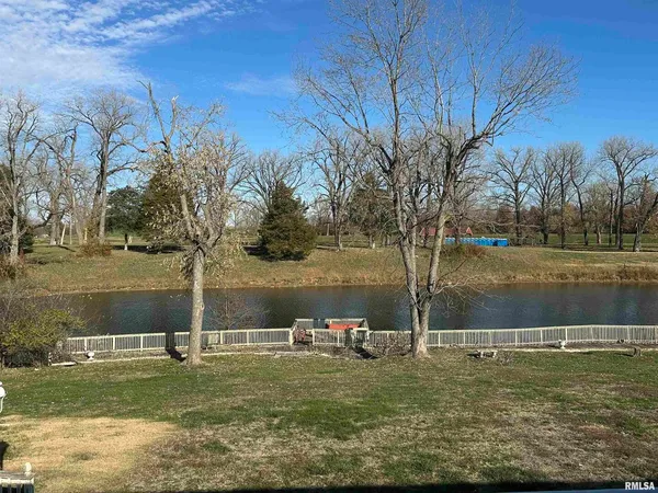 $275,000 | 944 South Lake Drive, Du Quoin, IL 62832