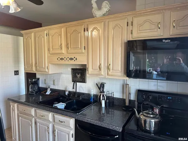 $275,000 | 944 South Lake Drive, Du Quoin, IL 62832