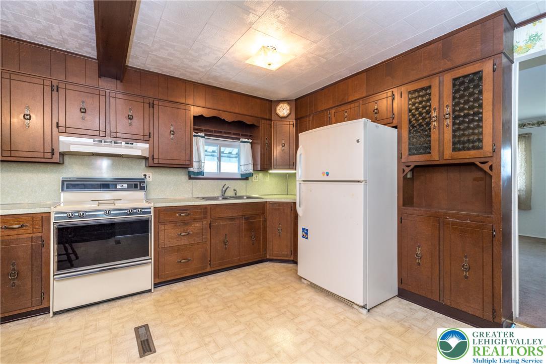 2132 Cypress Road Bethlehem, PA 18018 - Photo 4 of 16 Large eat in kitchen with abundant amount of solid cabinets
