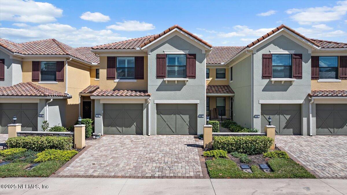 86 Fawn Gully Lane, Unit D Ponte Vedra, FL 32081 - Photo 4 of 29 a front view of a house with a yard
