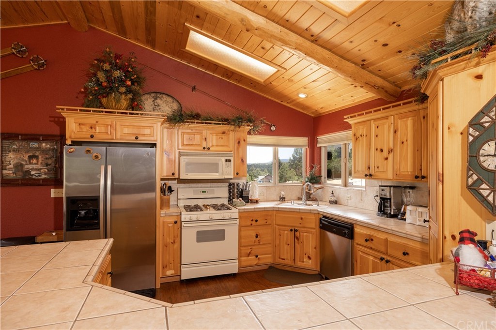 42692 Timberline Trail Big Bear Lake, CA 92315 - Photo 13 of 38