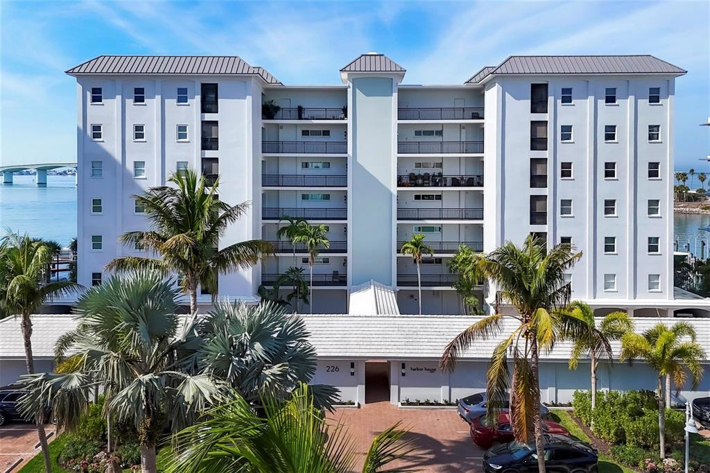 226 Golden Gate Point, Unit 32 Sarasota, FL 34236 - Photo 2 of 60