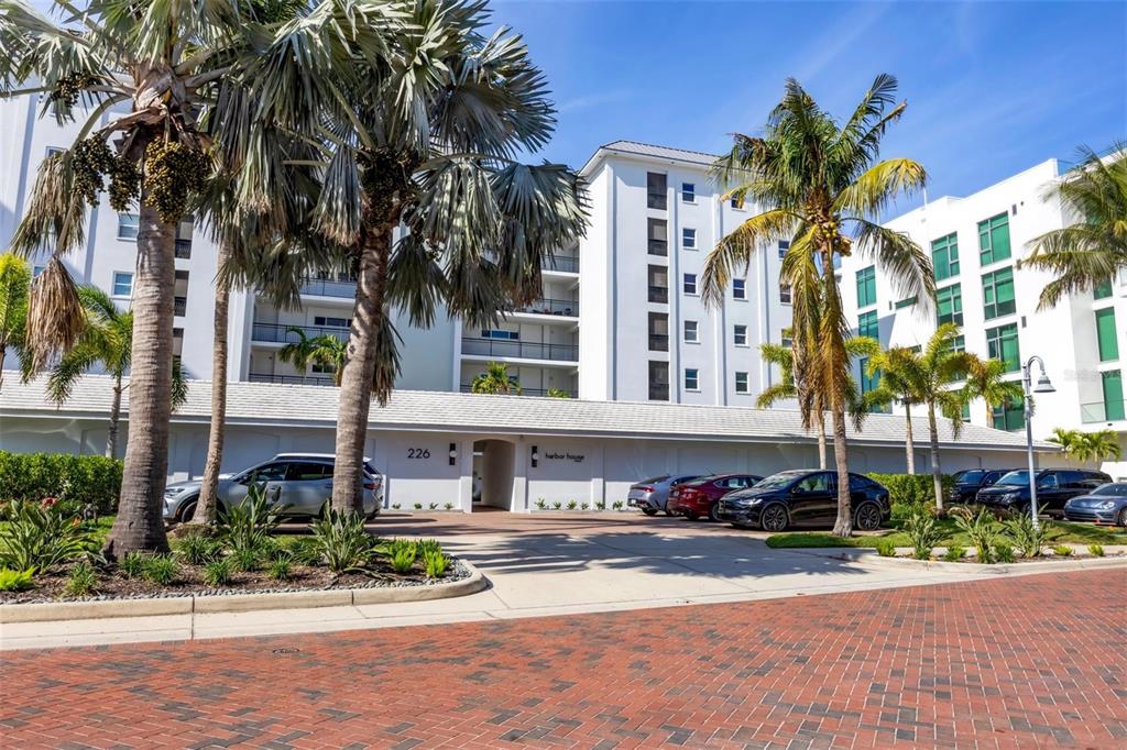 226 Golden Gate Point, Unit 32 Sarasota, FL 34236 - Photo 6 of 60