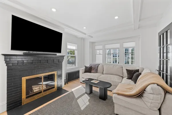 $649,900 | 18 Hillcroft Avenue, Worcester, MA 01606