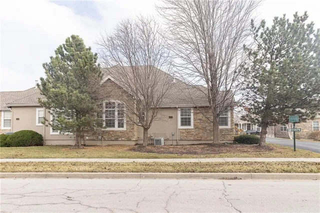 $392,500 | 11575 Bell Ct Drive, Unit 102, Olathe, KS 66061