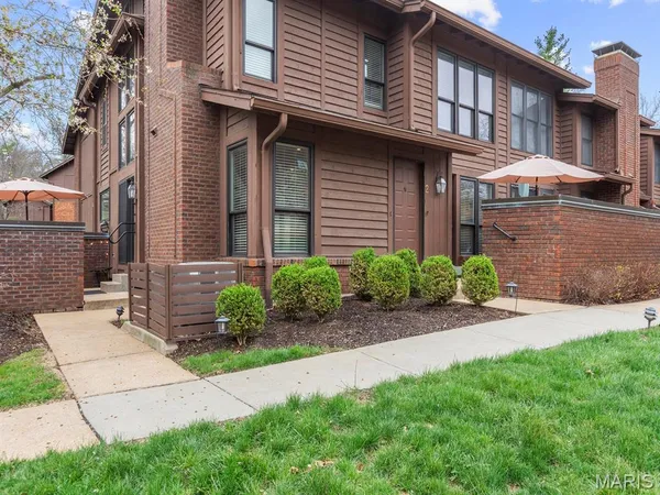 $360,000 | 2000 Trailcrest Lane, Unit 2, Kirkwood, MO 63122