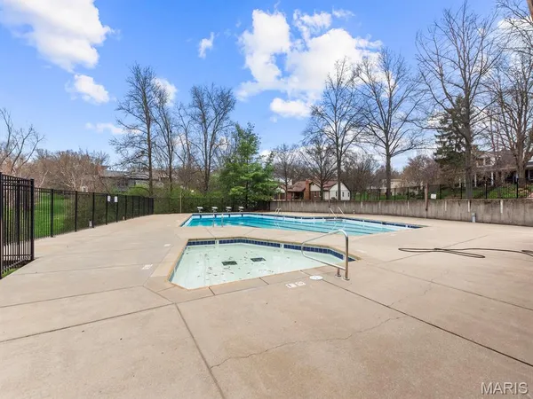 $360,000 | 2000 Trailcrest Lane, Unit 2, Kirkwood, MO 63122