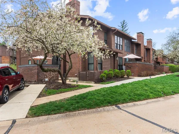 $360,000 | 2000 Trailcrest Lane, Unit 2, Kirkwood, MO 63122