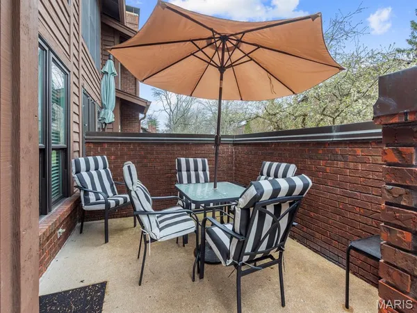 $360,000 | 2000 Trailcrest Lane, Unit 2, Kirkwood, MO 63122