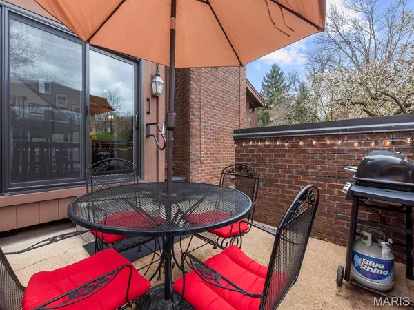 $360,000 | 2000 Trailcrest Lane, Unit 2, Kirkwood, MO 63122
