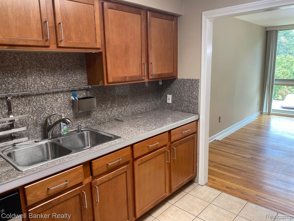 4045 West Maple Road, Unit 202 Bloomfield Hills, MI 48301 - Photo 10 of 23
