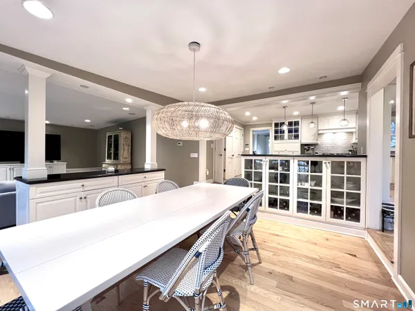 a large kitchen with kitchen island a large island in it