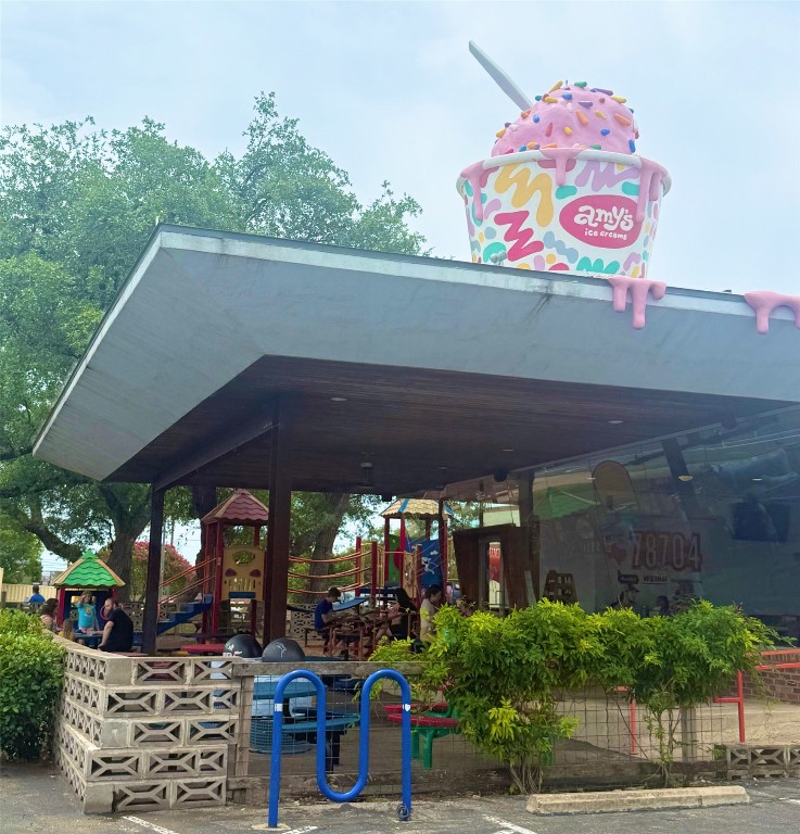 2200 Dickson Drive, Unit 108 Austin, TX 78704 - Photo 27 of 34 a view of outdoor space with garden view
