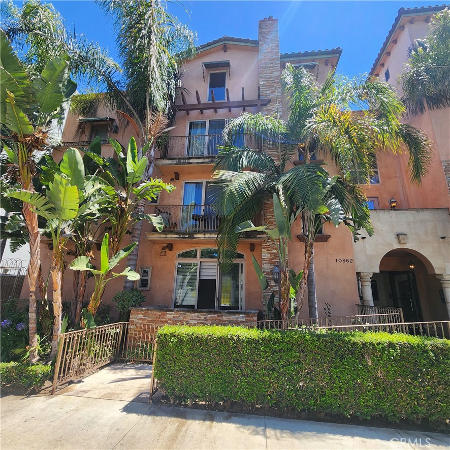 10862 Bloomfield Street, Unit 303 Toluca Lake, CA 91602 - Photo 2 of 20