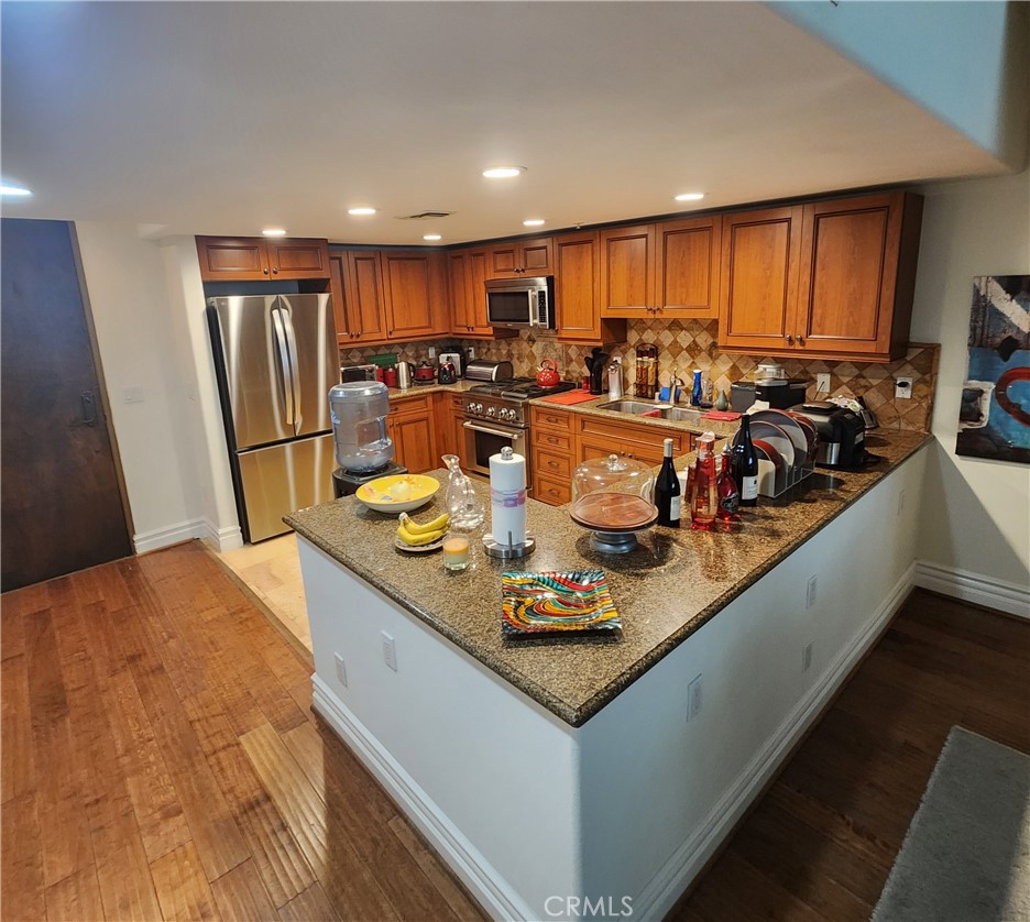 10862 Bloomfield Street, Unit 303 Toluca Lake, CA 91602 - Photo 3 of 20