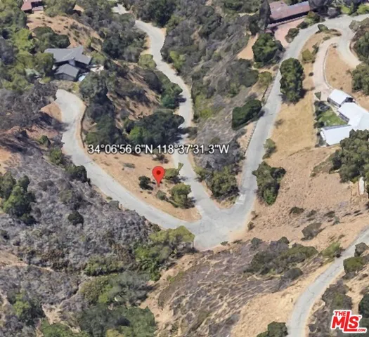 a view of a pathway with a yard