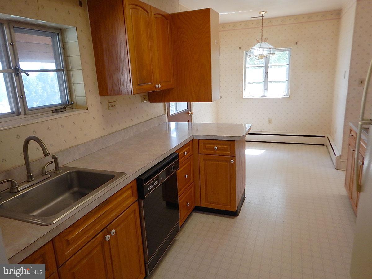 7716 Chapman Road Kingsville, MD 21087 - Photo 8 of 32 Kitchen table space