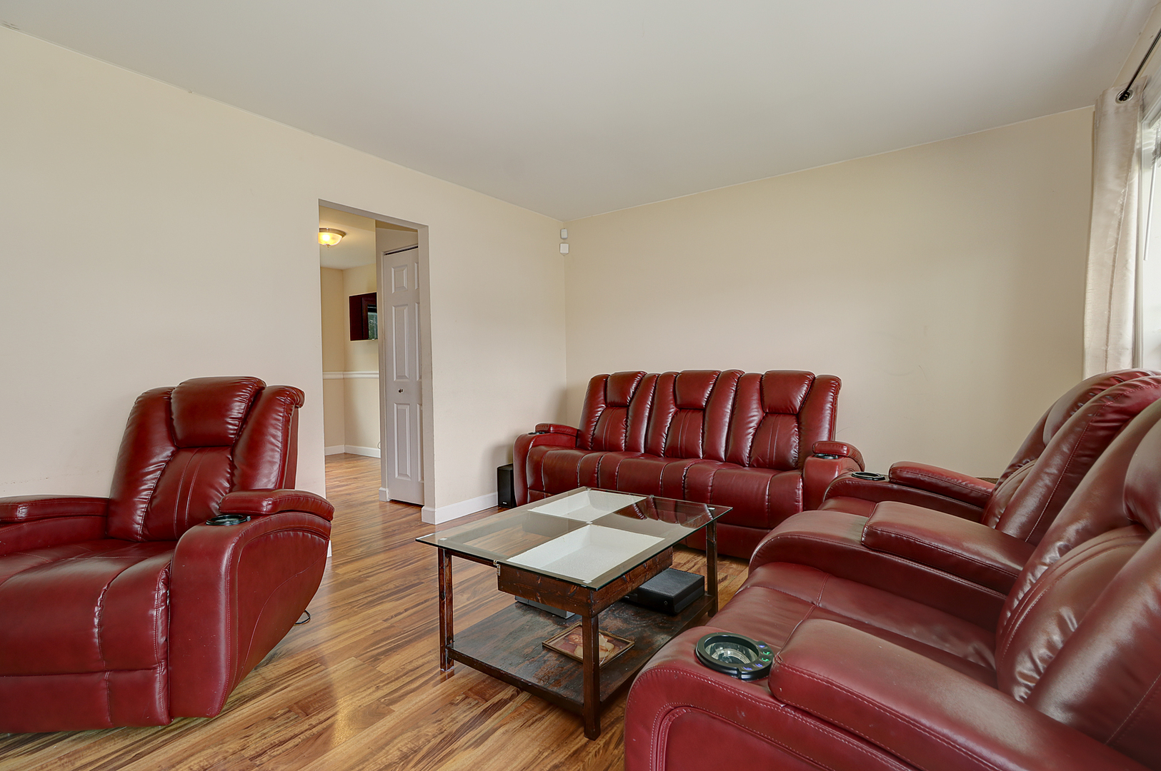231 Murphy Drive Romeoville, IL 60446 - Photo 3 of 14 a living room with furniture