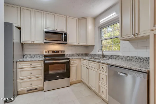 $339,900 | 506 Edgewood Drive, Mount Carmel, TN 37645