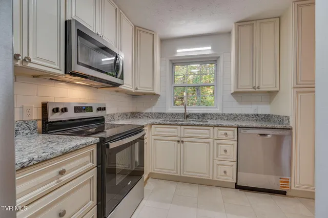 $339,900 | 506 Edgewood Drive, Mount Carmel, TN 37645