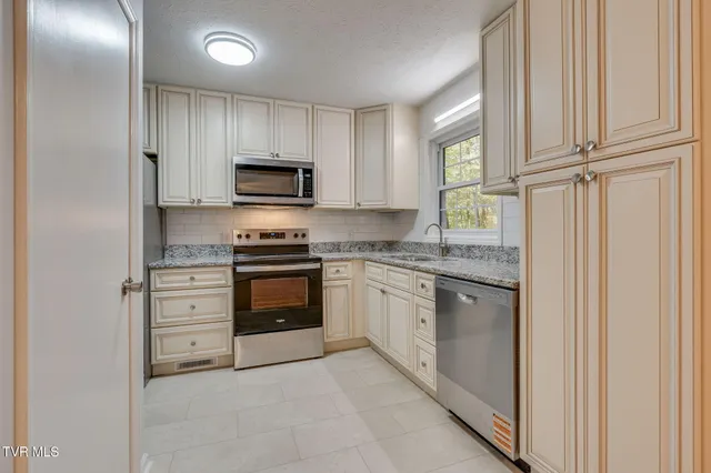 $339,900 | 506 Edgewood Drive, Mount Carmel, TN 37645