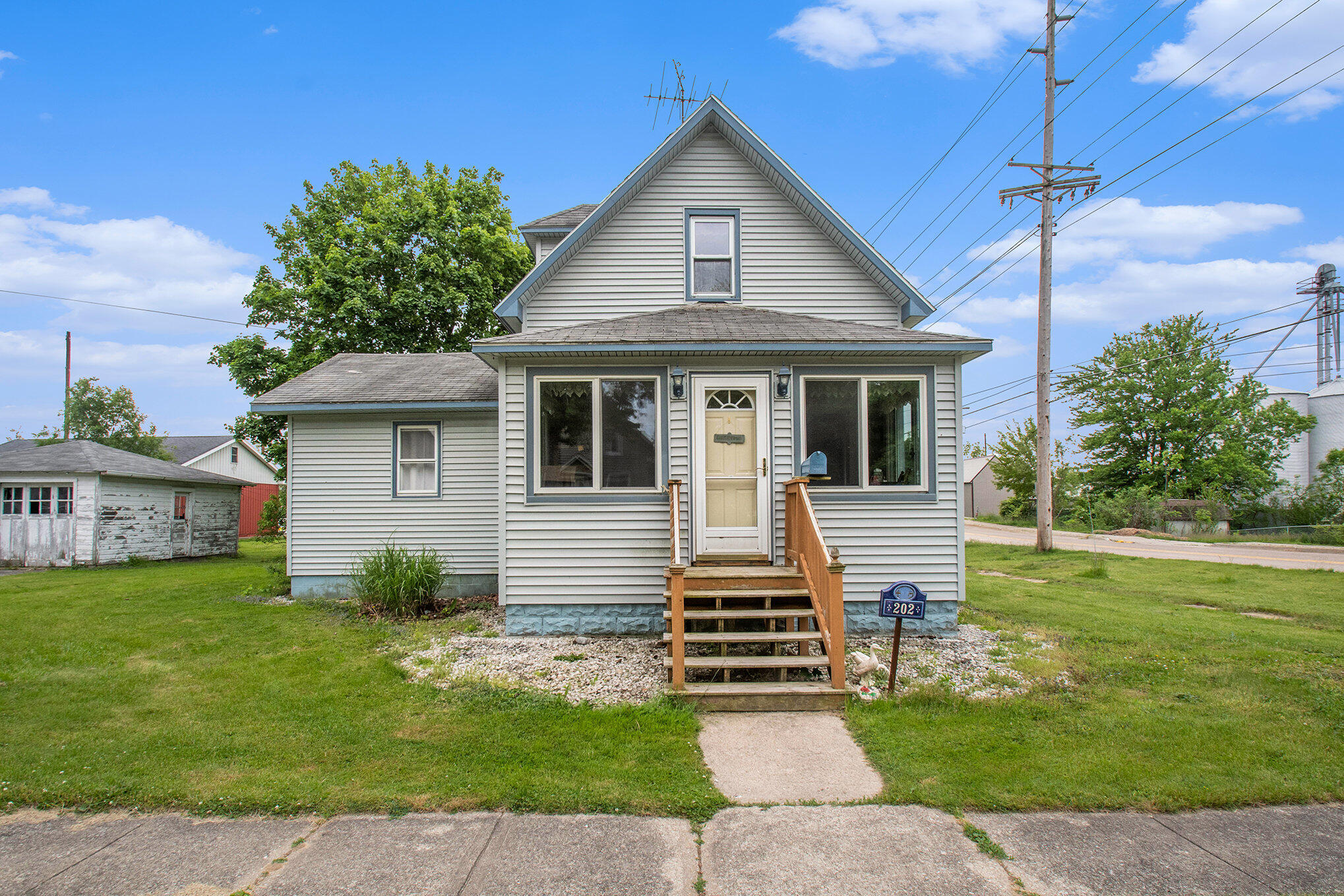 202 Maple Street Three Oaks, MI 49128 - Photo 2 of 17 002_file_439