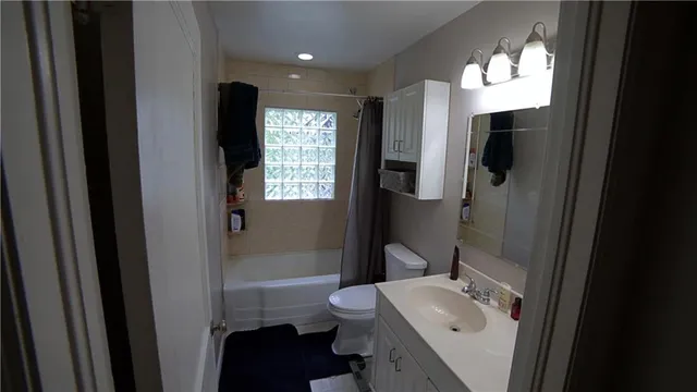 $235,000 | 202 Northeast 76th Terrace, Gladstone, MO 64118