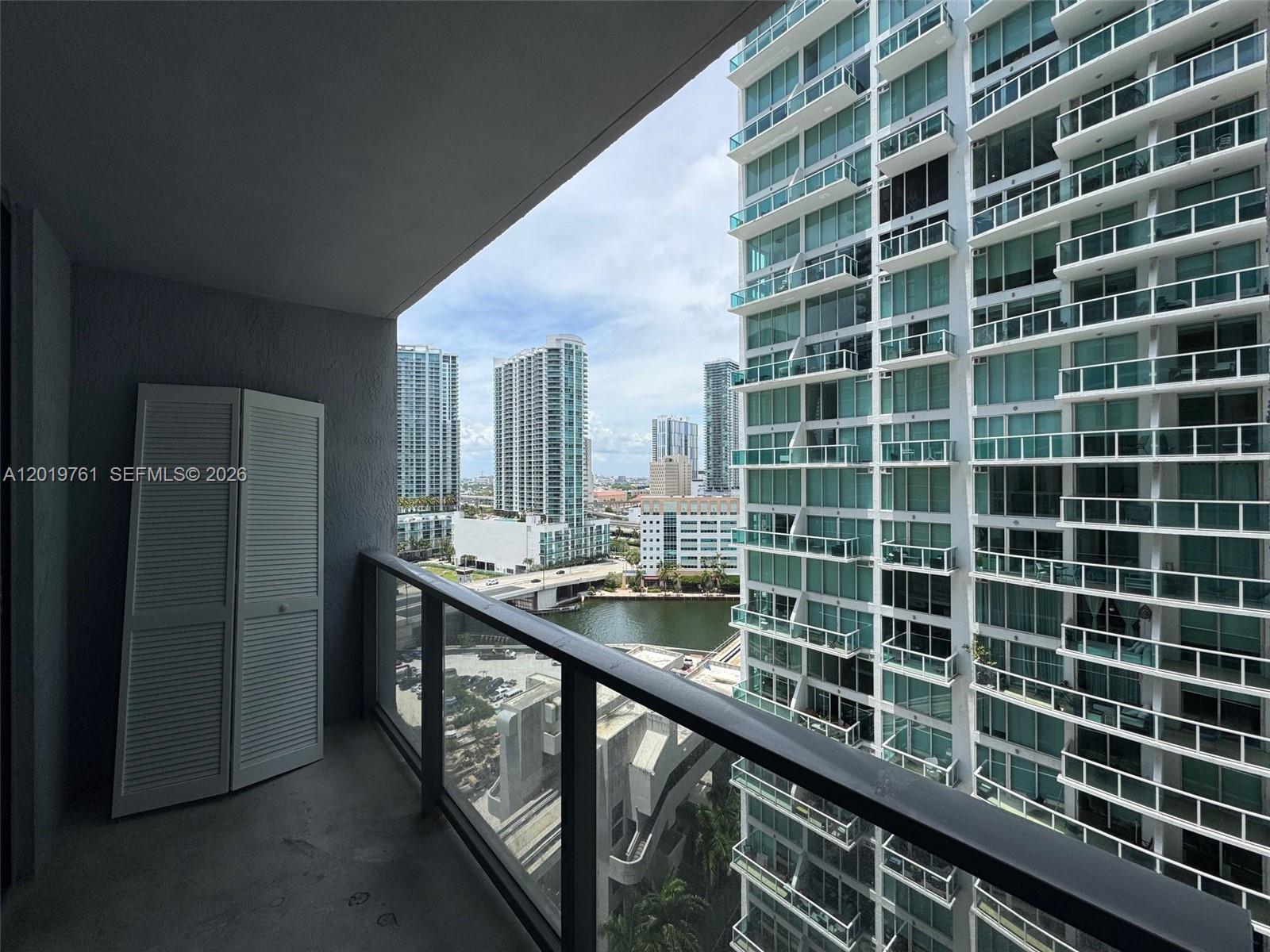 31 Southeast 6th Street, Unit 2004 Miami, FL 33131 - Photo 4 of 16