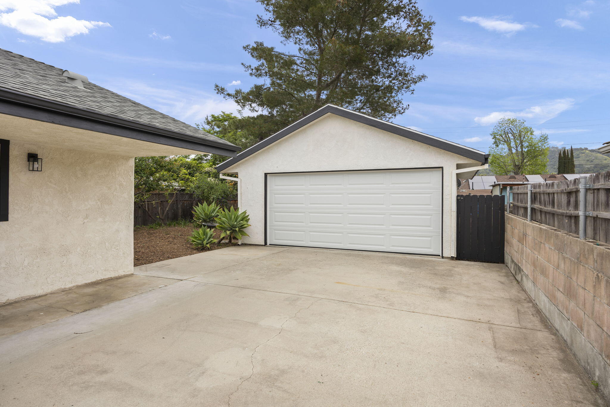 600 Good Hope Street Oak View, CA 93022 - Photo 24 of 26 4. Garage