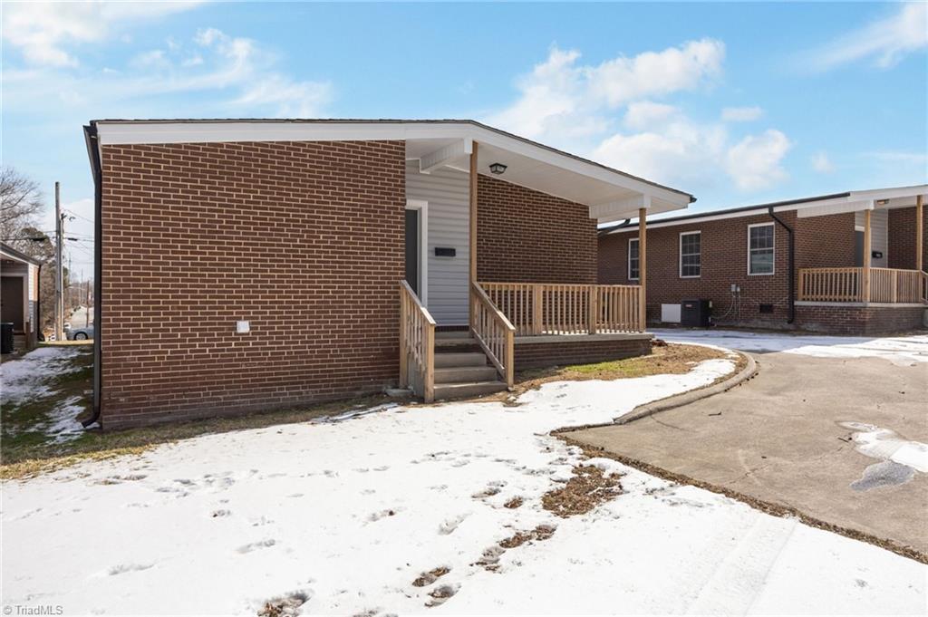 511 Saunders Place, Unit A & B High Point, NC 27260 - Photo 15 of 29 Front view of the duplex.