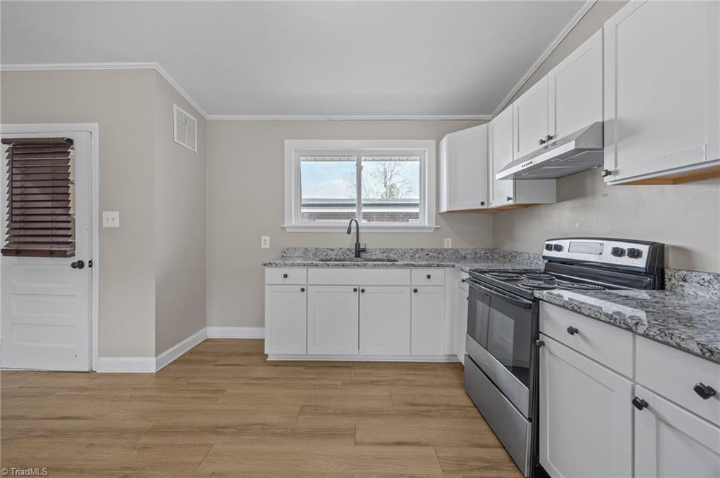 511 Saunders Place, Unit A & B High Point, NC 27260 - Photo 5 of 29 Kitchen-Unit B.