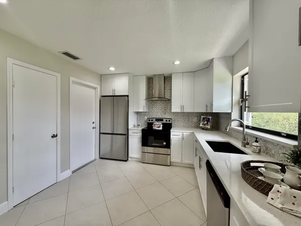 $304,900 | 9890 Pecan Tree Drive, Unit B, Boynton Beach, FL 33436