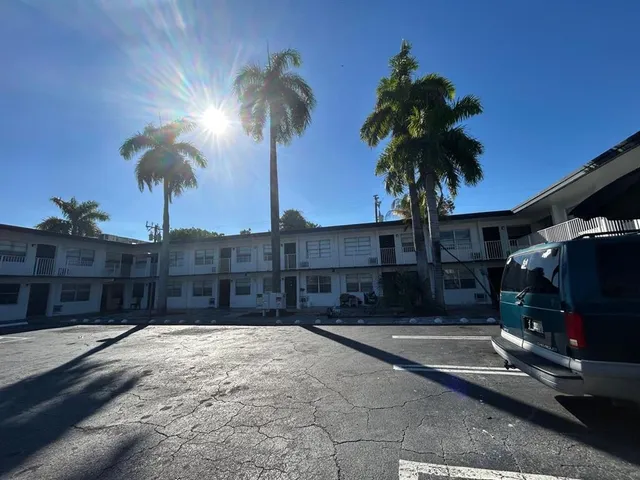 a view of a backyard