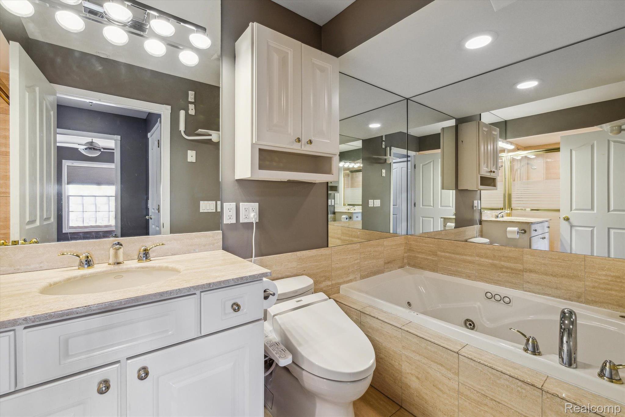1670 Normandy Road, Unit 10 Clawson, MI 48017 - Photo 17 of 28 Primary Bath With Tub And Bidet Commode