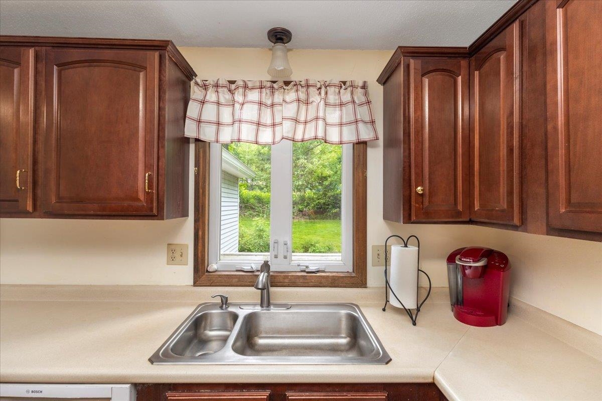 426 Mammoth Road Londonderry, NH 03053 - Photo 3 of 56