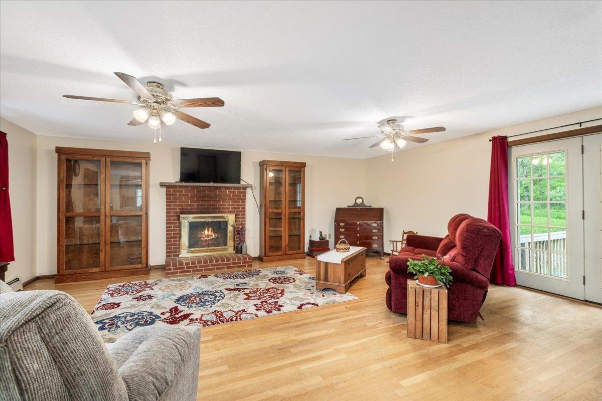 426 Mammoth Road Londonderry, NH 03053 - Photo 4 of 56