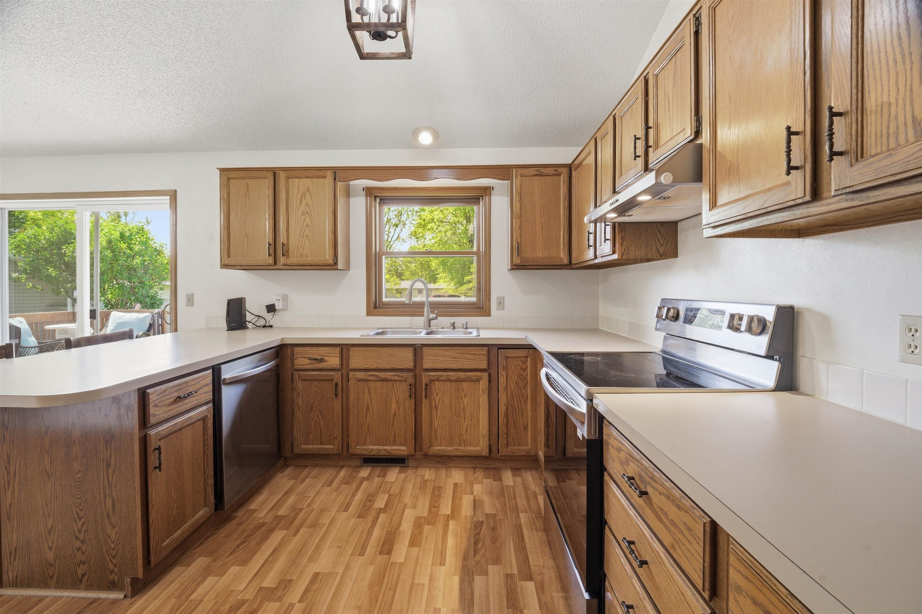 1917 East Glendale Avenue Appleton, WI 54911 - Photo 9 of 27