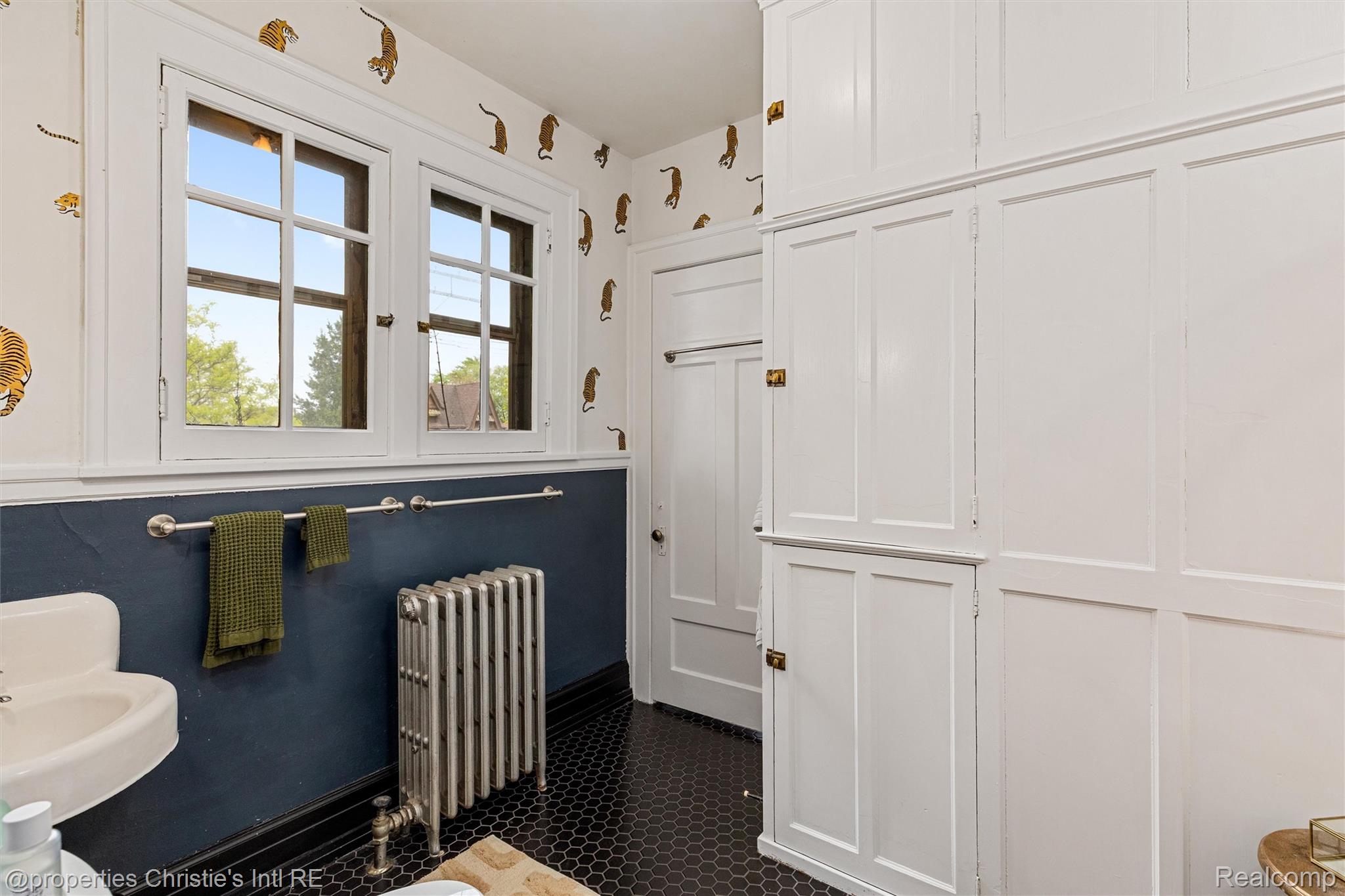 36 Longfellow Street Detroit, MI 48202 - Photo 44 of 81 Bathroom featuring radiator heating unit
