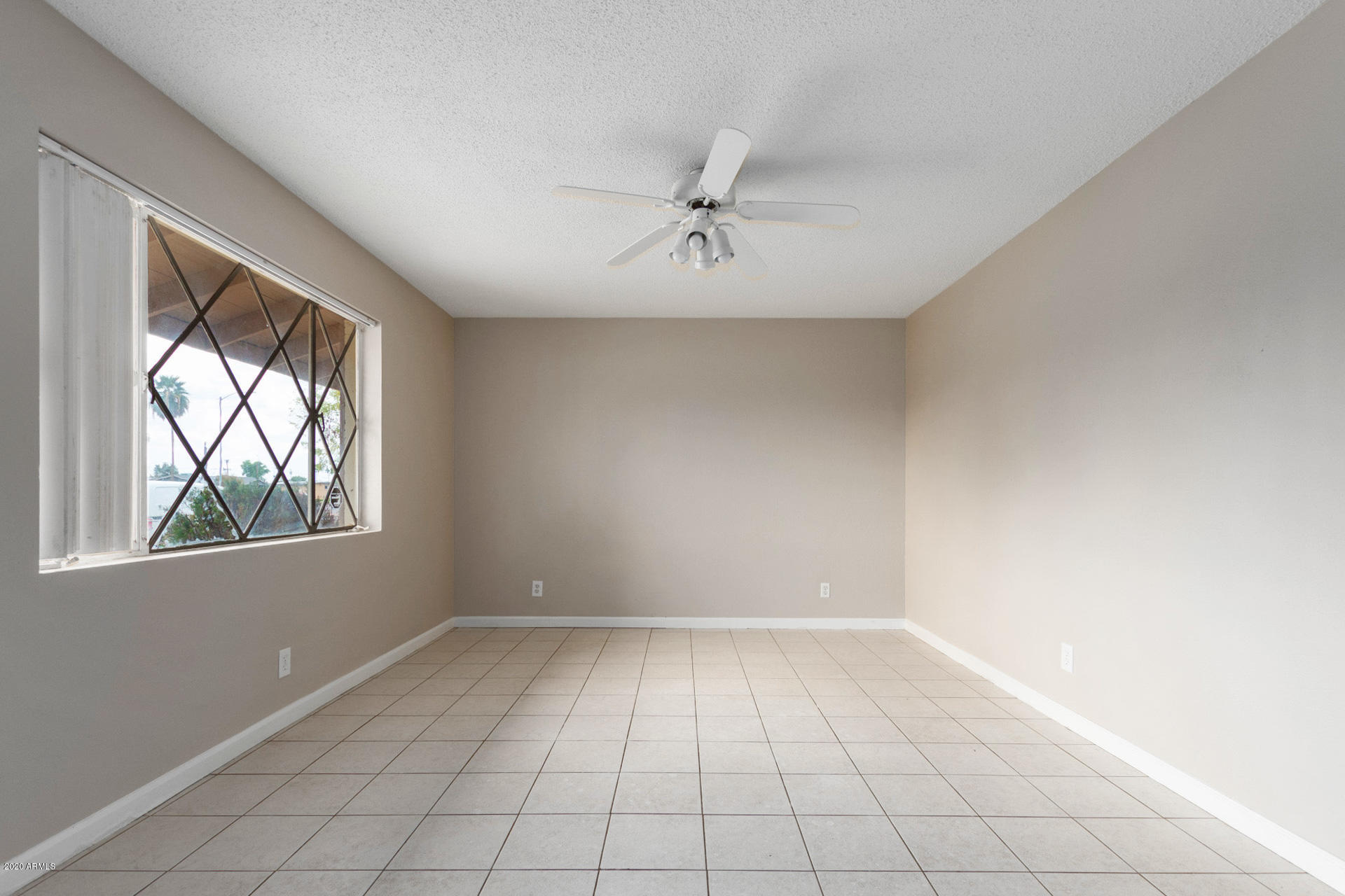 3320 West Cactus Road Phoenix, AZ 85029 - Photo 4 of 29 an empty room with windows and fan