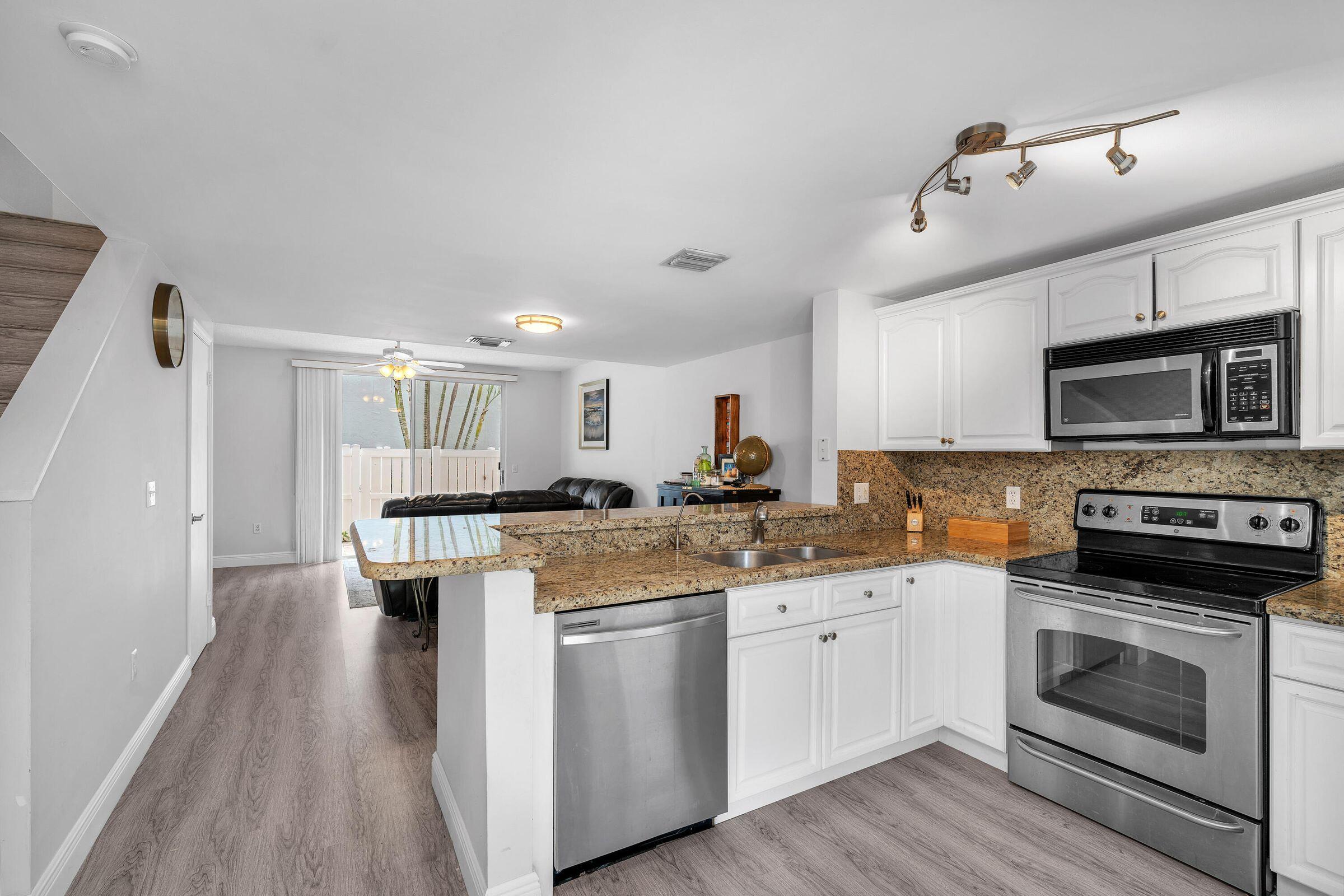1014 Jeffery Street Boca Raton, FL 33487 - Photo 3 of 21 3