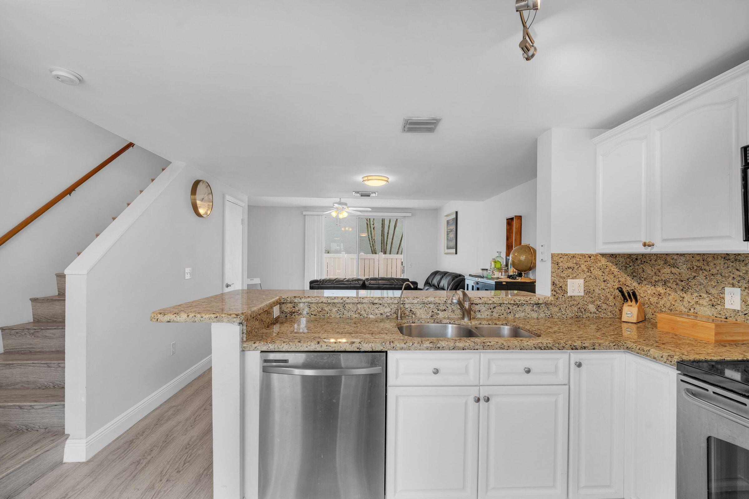 1014 Jeffery Street Boca Raton, FL 33487 - Photo 4 of 21 4
