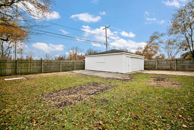 a view of backyard of house and trees