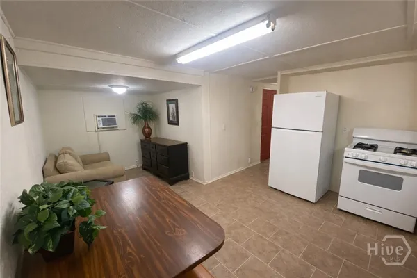 $1,300 | 5013 B Ogeechee Road, Unit 10, Savannah, GA 31405