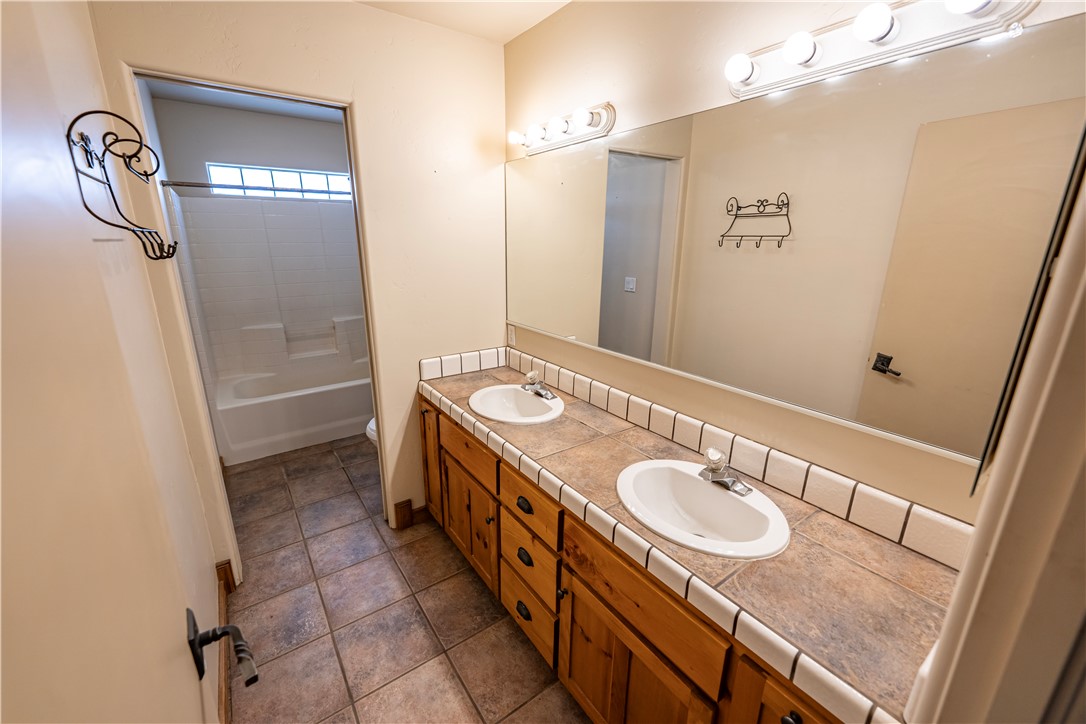 2198 East Valley View Road Kingman, AZ 86409 - Photo 18 of 55 Bathroom