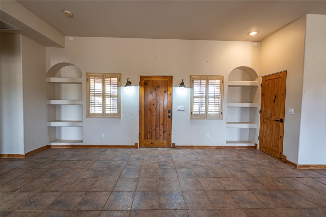 2198 East Valley View Road Kingman, AZ 86409 - Photo 7 of 55 Entry