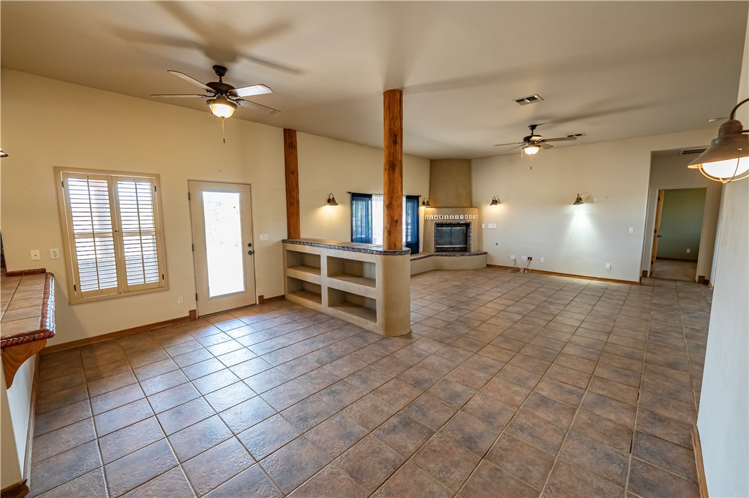 2198 East Valley View Road Kingman, AZ 86409 - Photo 10 of 55 Living Room